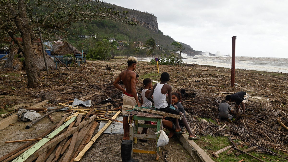 Pessoas ficam na praia após os impactos do furacão Melissa em Cuba