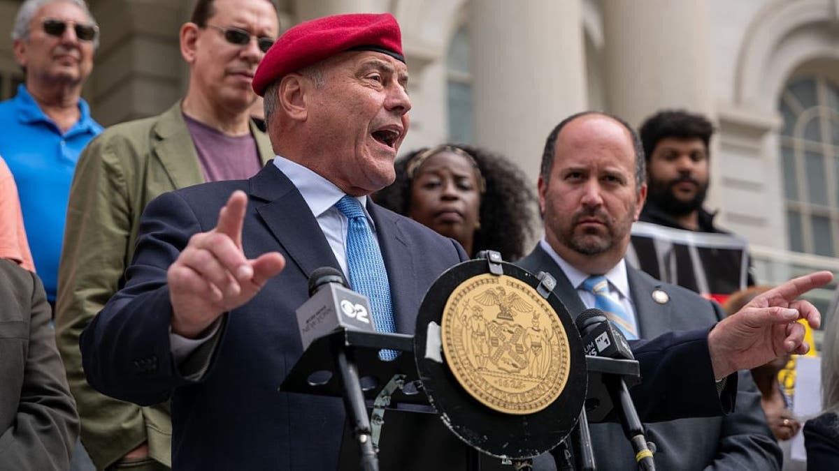Curtis Sliwa se dirige a uma multidão