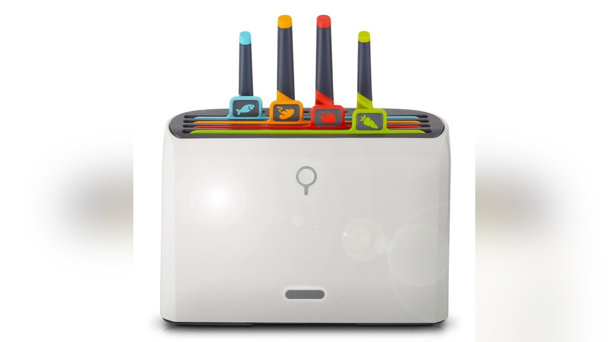 Keep food prep safe and organized with this smart cutting board and knife set.