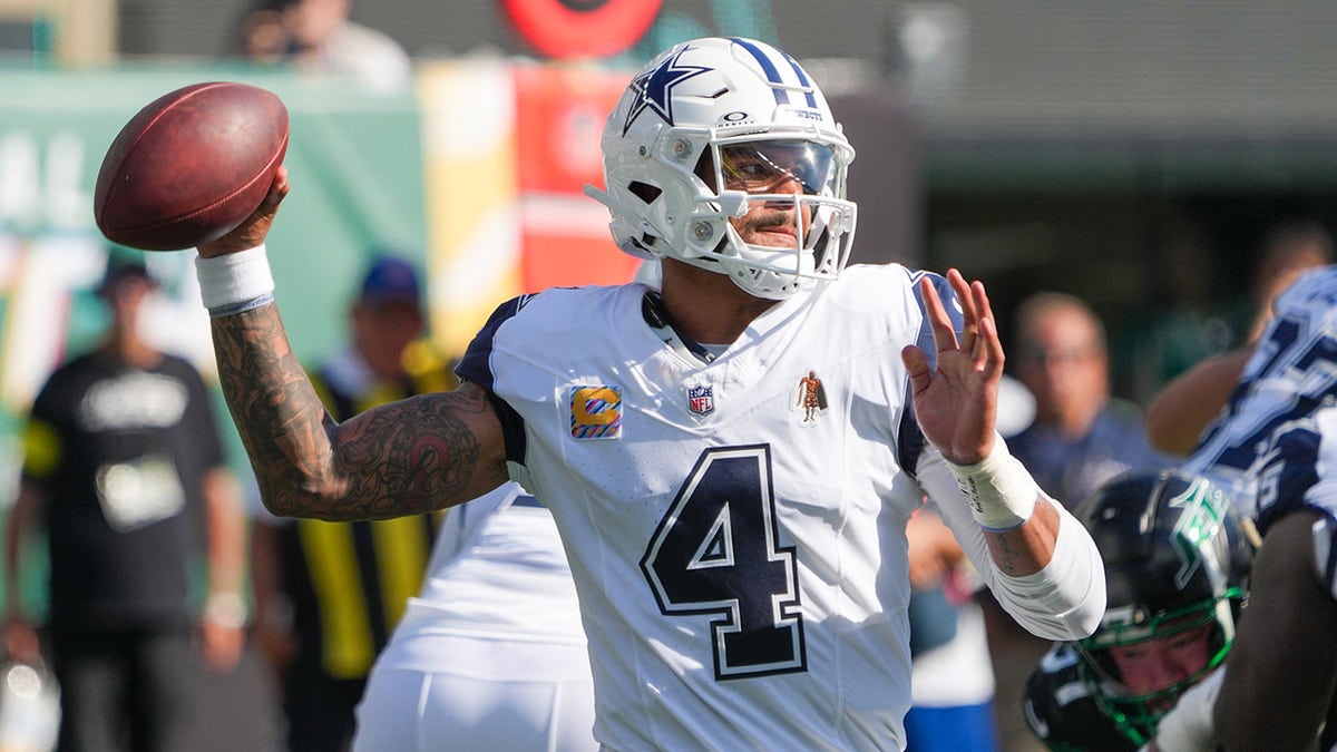 Dak Prescott throws a pass