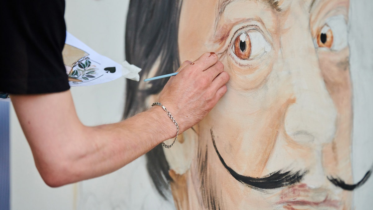 artist painting sali