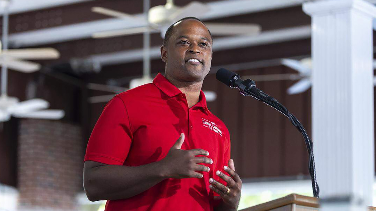 Daniel Cameron hace campaña en Kentucky