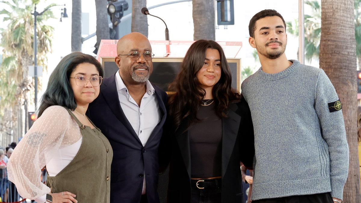 Darius Rucker posa com seus três filhos na cerimônia da Calçada da Fama de Hollywood