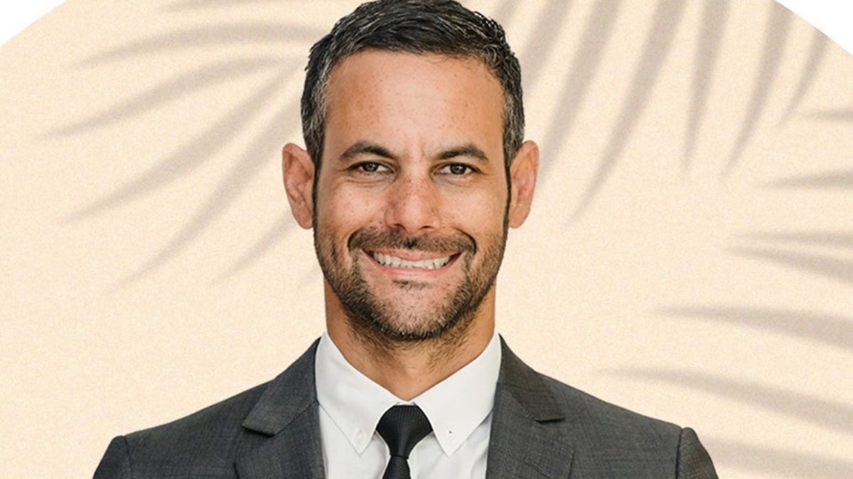 O comissário de Miami Beach, Davis Suarez, posando para uma imagem.