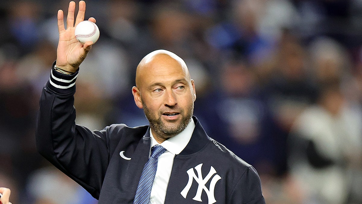 Derek Jeter waves to fans