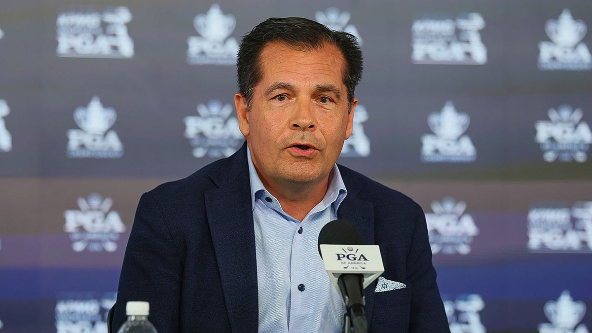 Derek Sprayg habla con periodistas