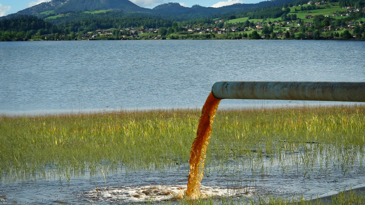 El agua sucia desemboca en un lago.