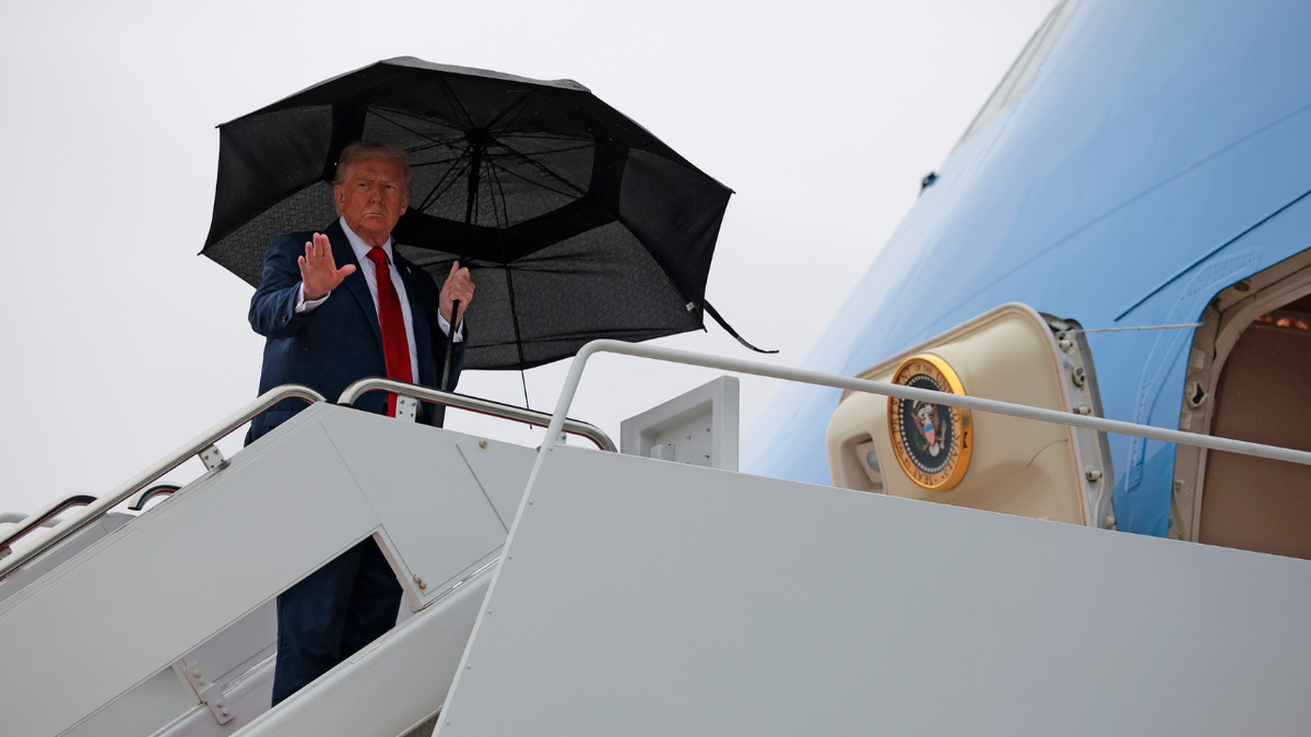 Prezydent USA Donald Trump wchodzi na pokład Air Force One
