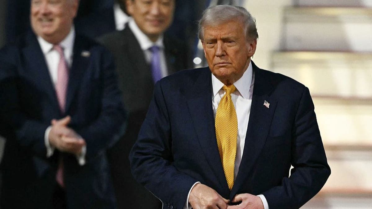 Donald Trump desembarca do Força Aérea Um no Japão