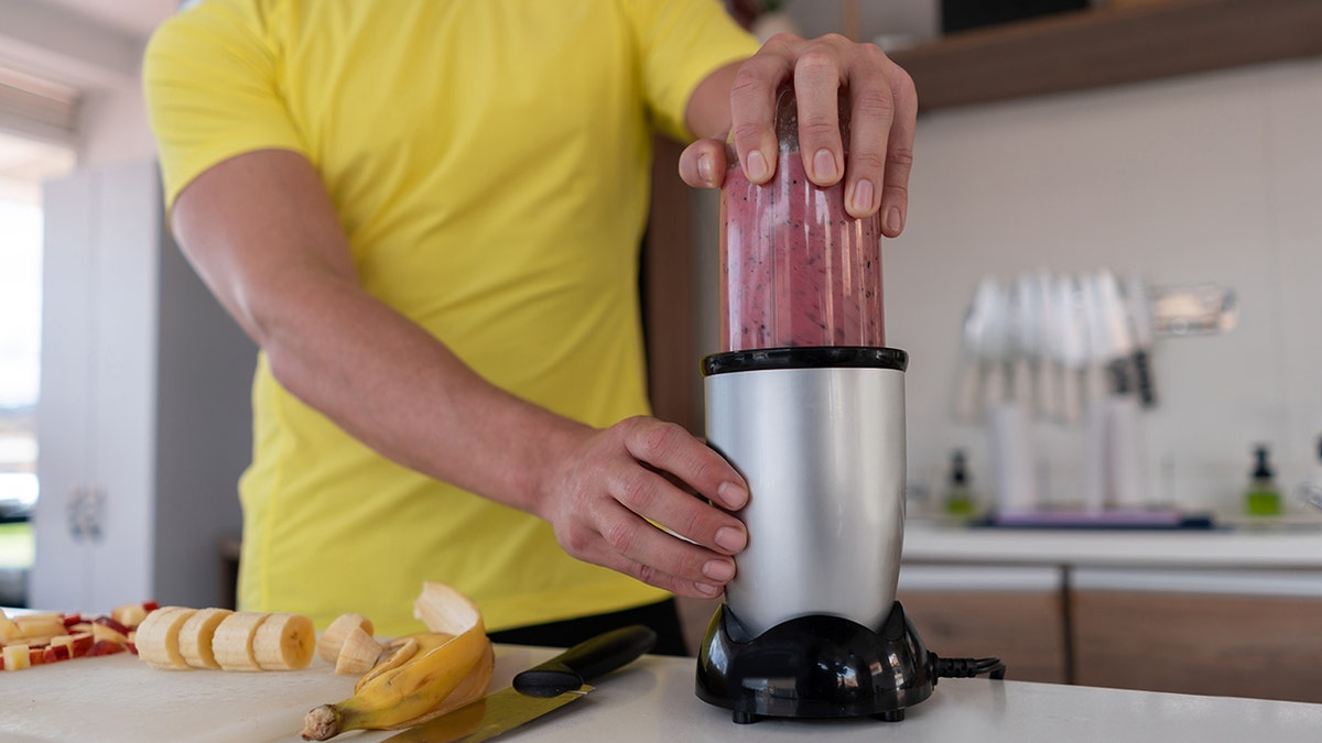 Roommate's loud smoothie prep at dawn ignites viral debate over noise etiquette  at george magazine