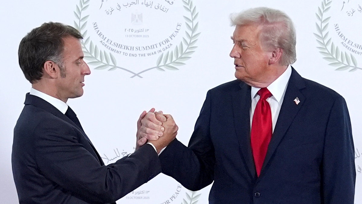 El presidente francés, Emmanuel Macron, estrecha la mano del presidente estadounidense, Donald Trump.