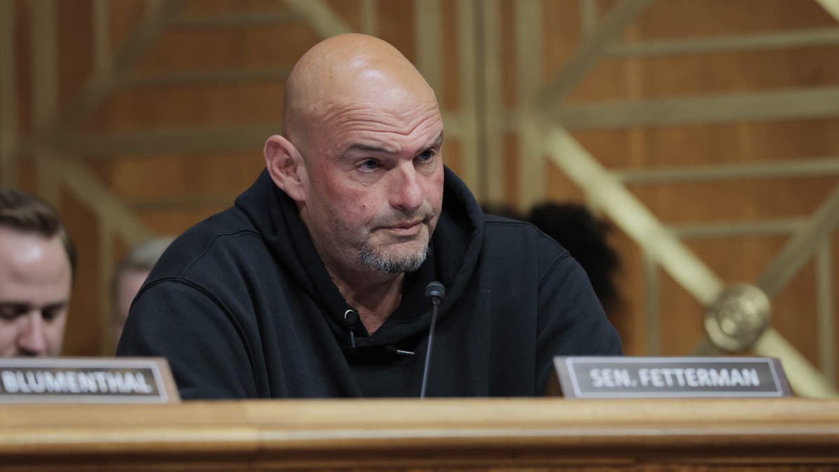 Fetterman duduk dengan mikrofon di depannya selama sidang