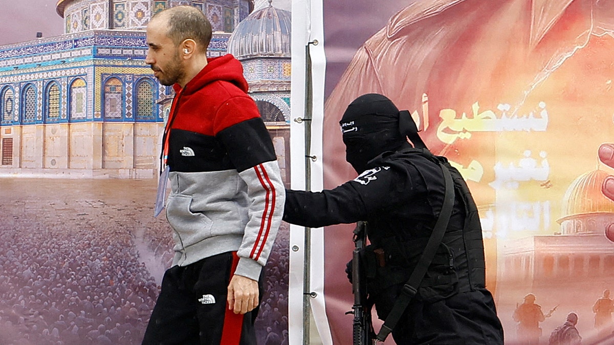 Terrorista do Hamas com prisioneiro israelense.