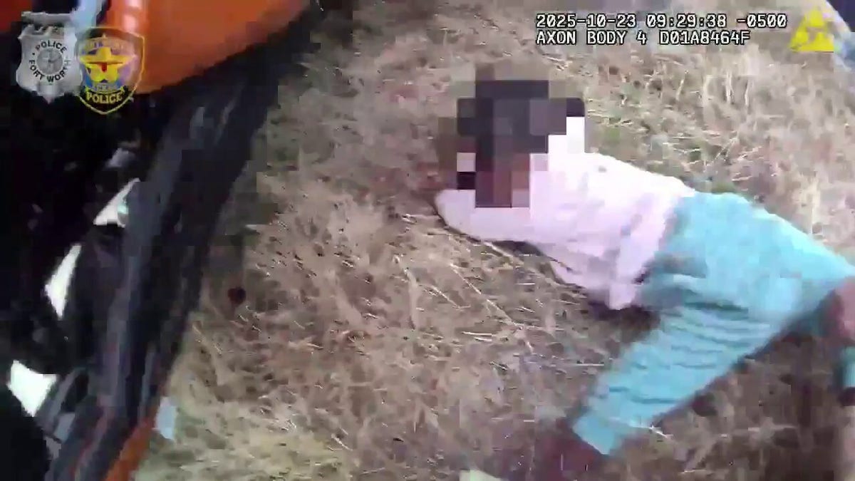 A polícia de Fort Worth resgata criança.
