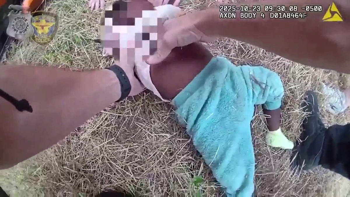 A polícia de Fort Worth resgata criança.