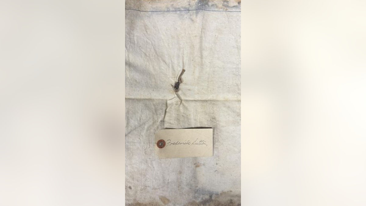 Parte traseira da bolsa de objetos pessoais de Frederick Sutton