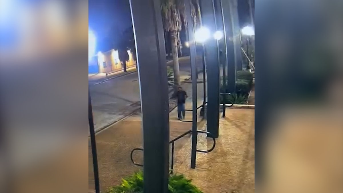 mężczyzna idzie z daleka pustą ulicą