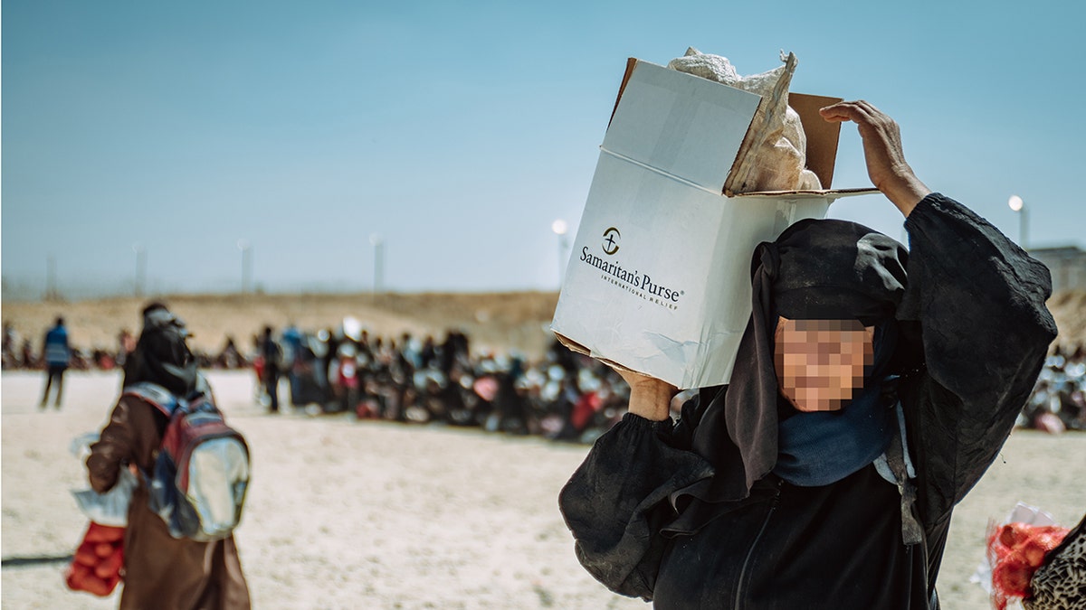 Gazan woman carries Samaritan’s Purse relief package.
