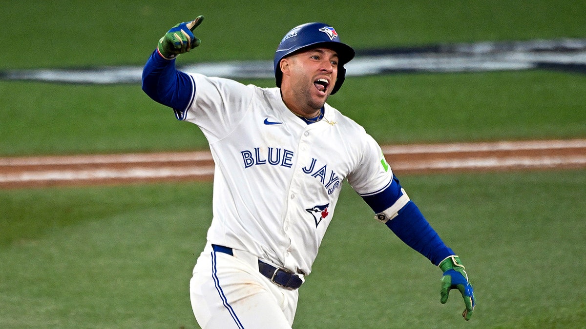 George Springer merayakannya dengan home run