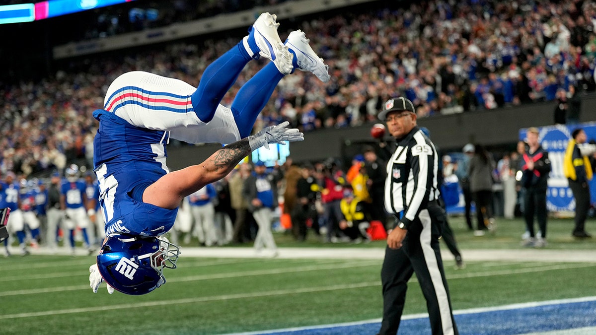 Cam Skattebo dá cambalhota após touchdown