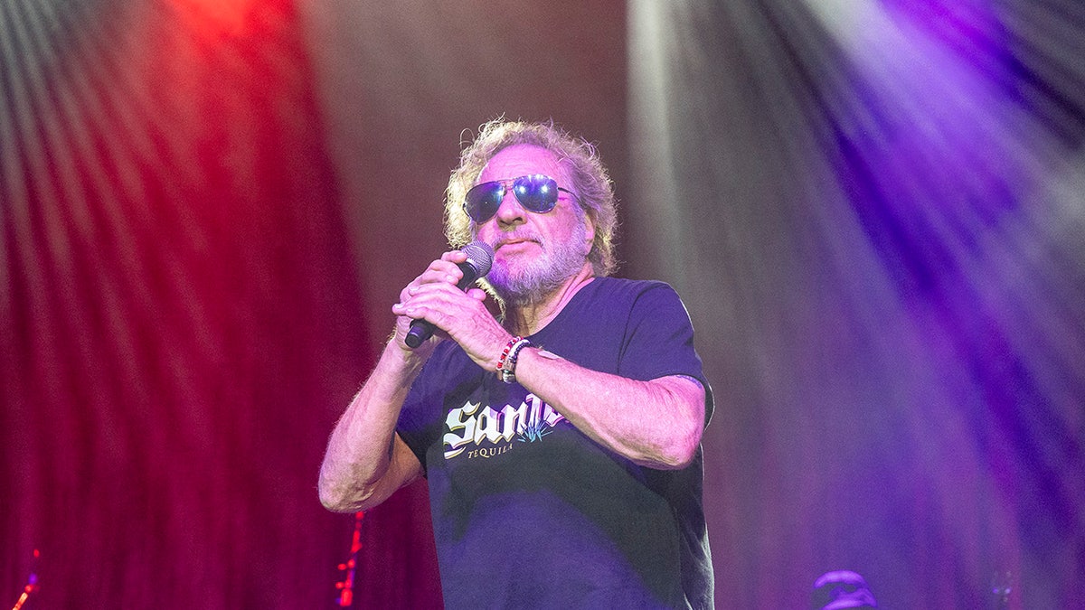 薩米·哈加爾 (Sammy Hagar) 在五月唱歌