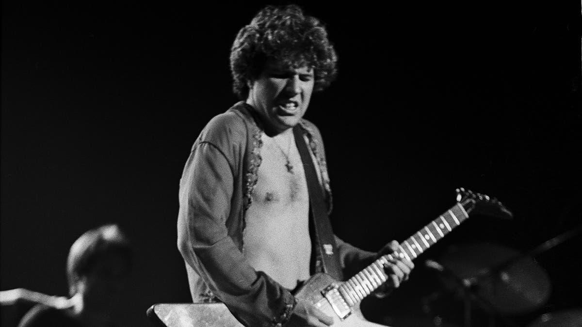 1977 年，Sammy Hagar 彈吉他。