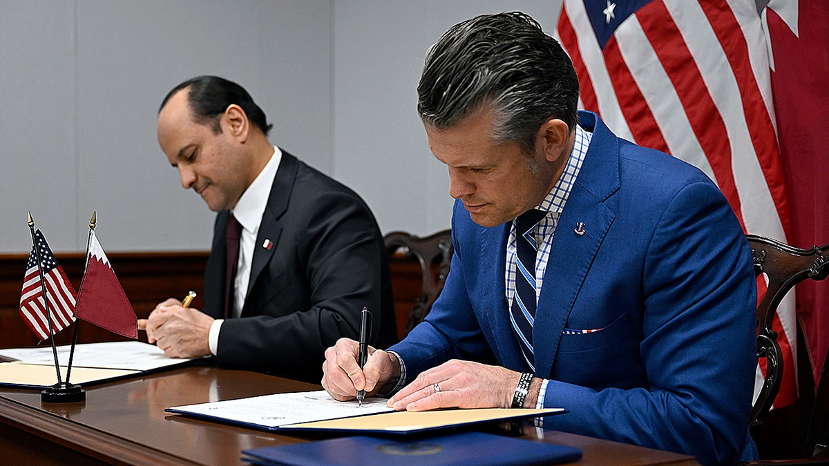 El Ministro de Defensa de Qatar, Sheikh Saoud Al Thani, y el Secretario del Departamento de Guerra, Pete Hegseth, firman un acuerdo en el Pentágono.