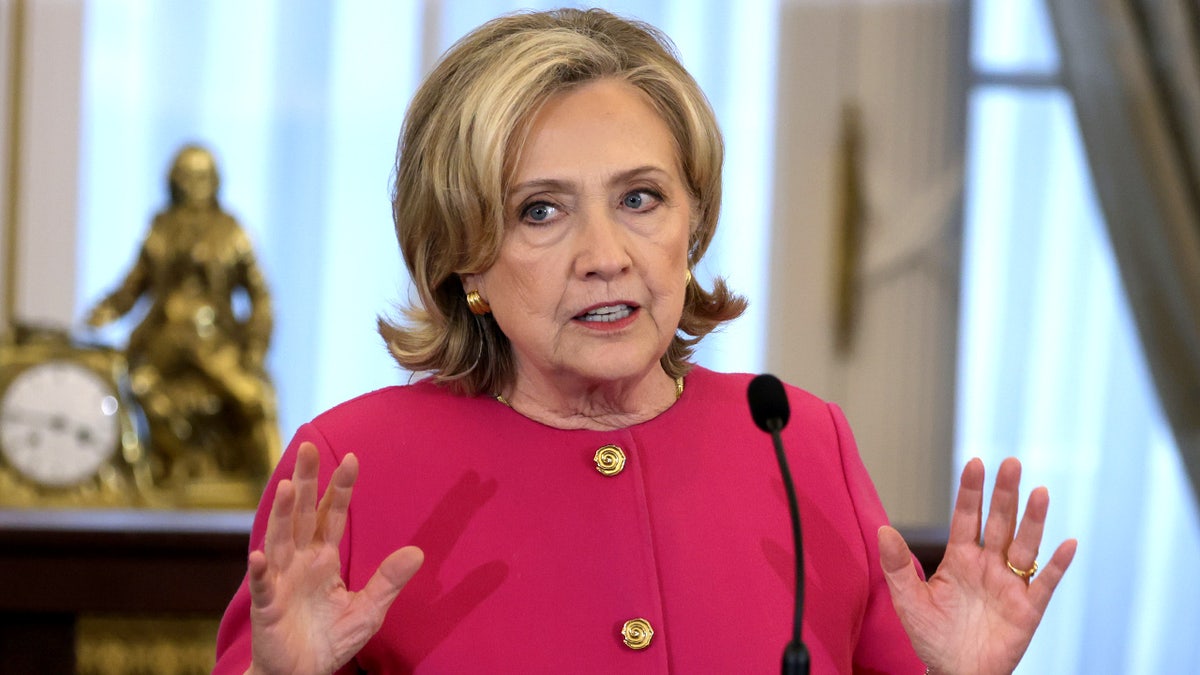 Hillary Clinton hablando en el Departamento de Estado