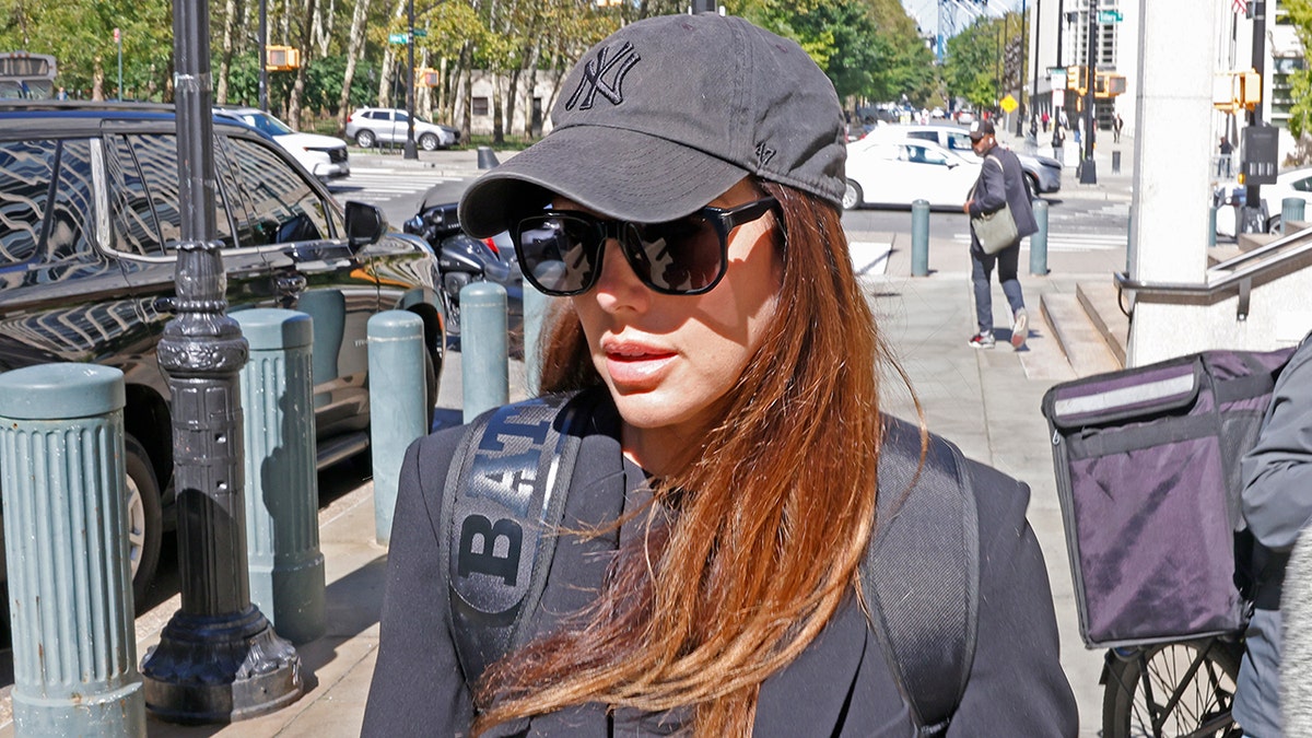 Jennifer Powers in Yankees Cap i okulary przeciwsłoneczne opuszcza sąd federalny w Brooklynie
