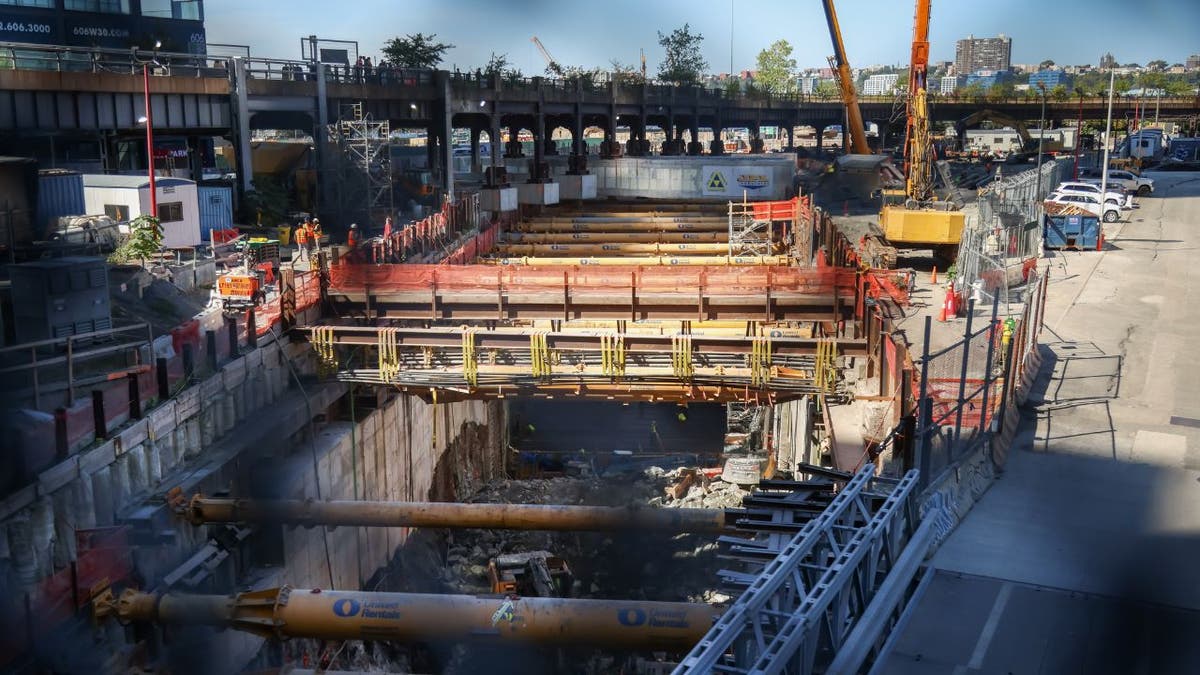 Trabajadores en el sitio de construcción del Proyecto del Túnel Hudson en la ciudad de Nueva York.