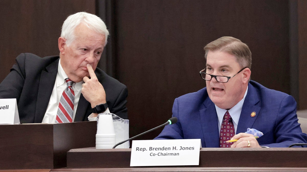 Perwakilan Hugh Blackwell dan Perwakilan Brenden Jones berbicara dalam rapat komite