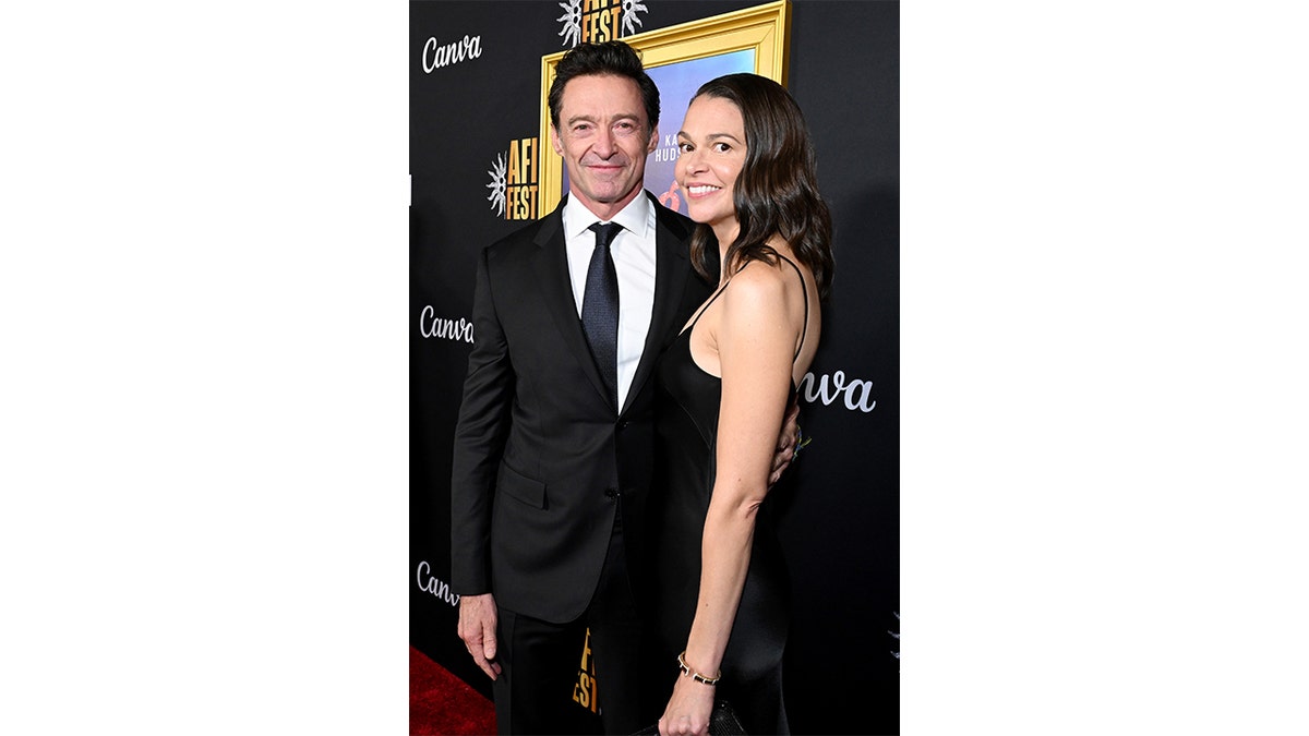 Hugh Jackman memeluk Sutton Foster di acara karpet merah