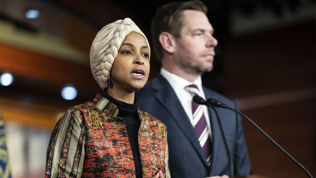 Ilhan Omar junto a Eric Swalwell