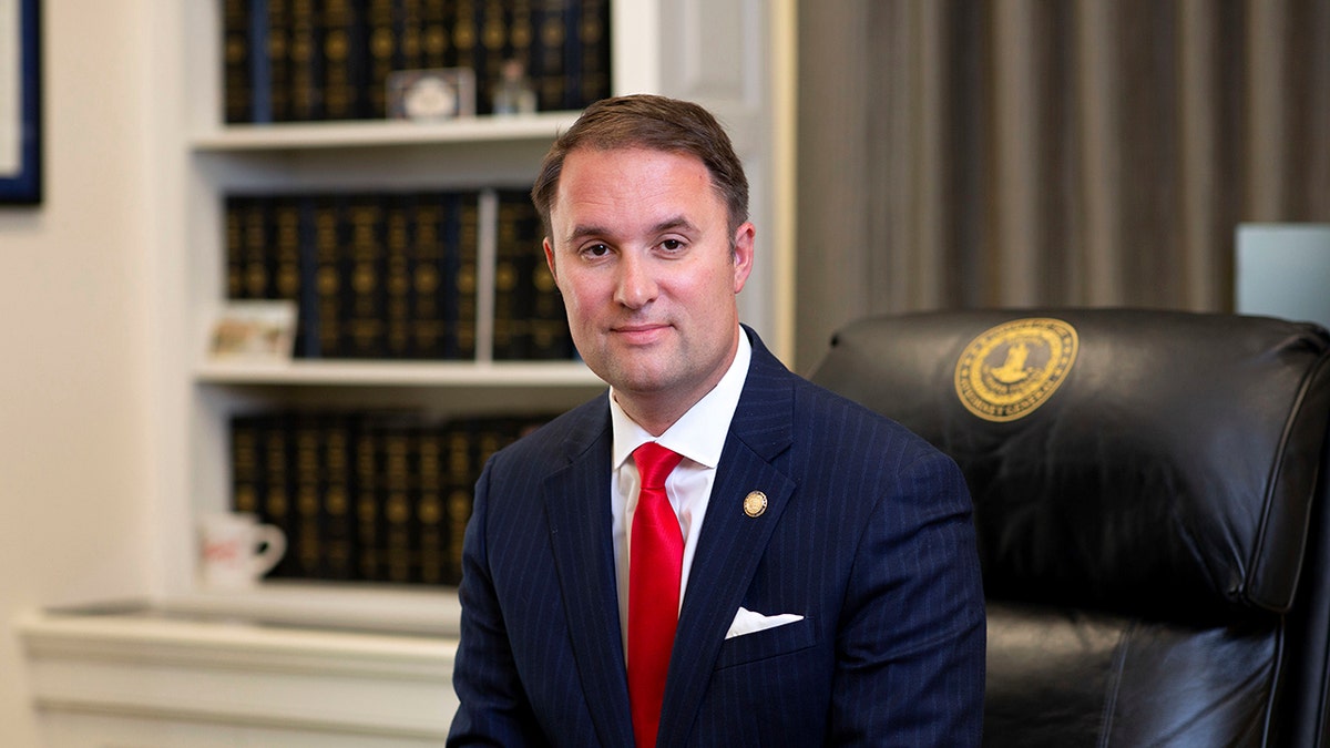VA AG Jason Miyares在辦公室擺姿勢。