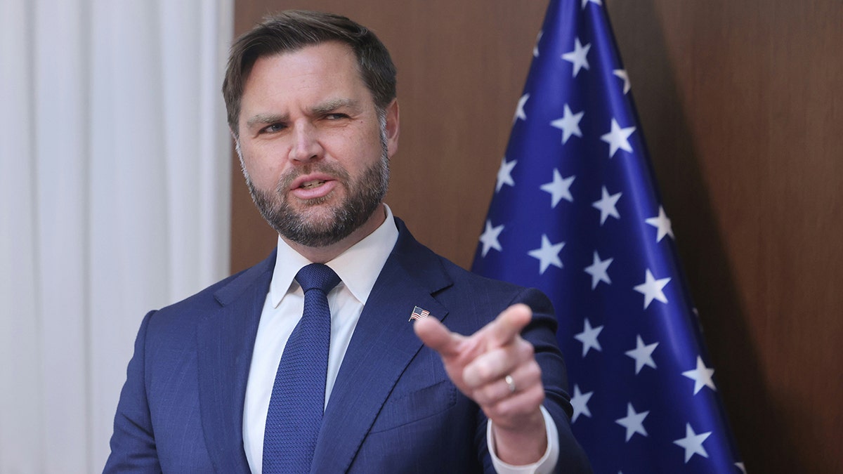 JD Vance señala con el dedo mientras habla en Israel