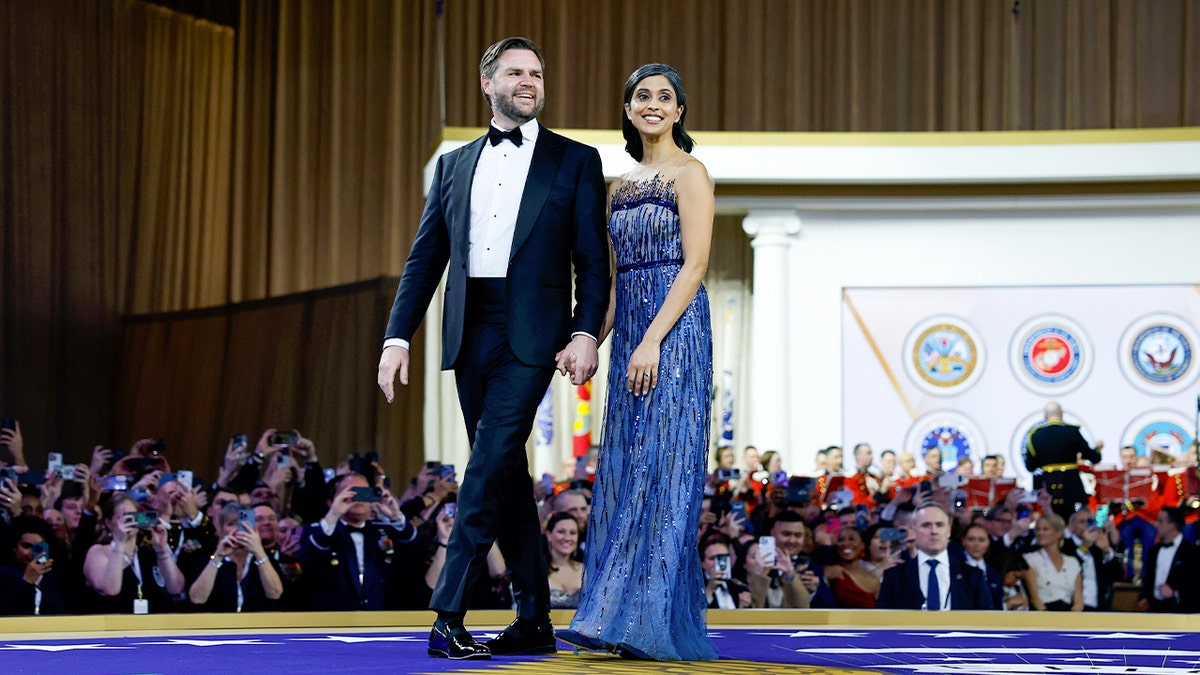 El vicepresidente JD Vance y la segunda dama Usha Vance se dan la mano en el baile del Comandante en Jefe