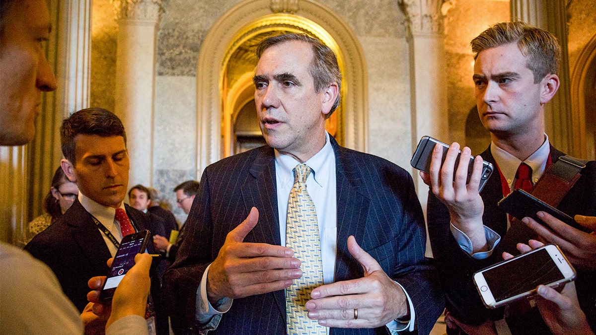 El senador Merkley de Oregón habla con los periodistas después de un discurso nocturno