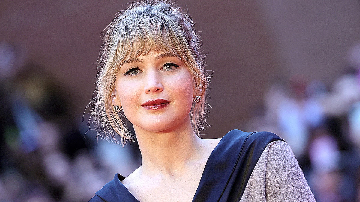 Jennifer Lawrence with blonde hair on red carpet