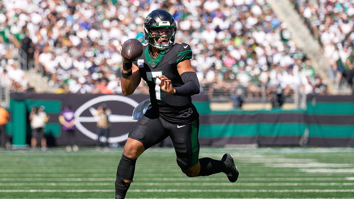 Justin Fields in action
