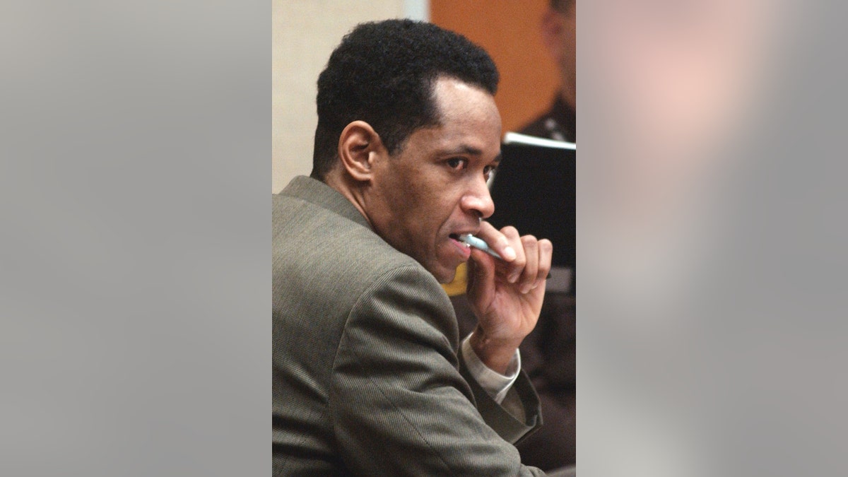 John Allen Muhammad dengan pena di mulutnya terlihat seram.