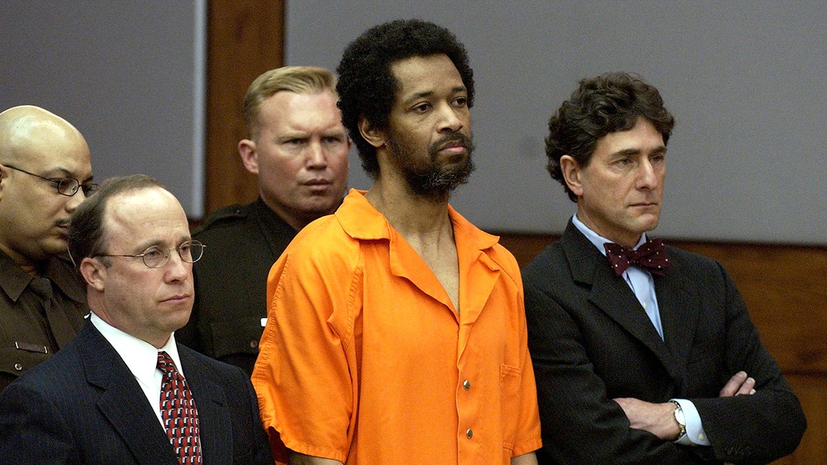John Allen Muhammad mengenakan jumpsuit oranye di pengadilan.