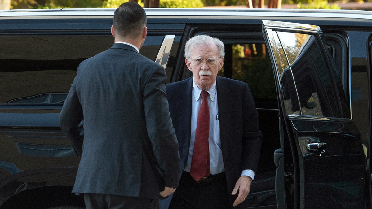 John Bolton sale del vehículo cuando llega a la corte