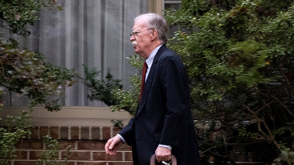 John Bolton sale de su casa en Maryland