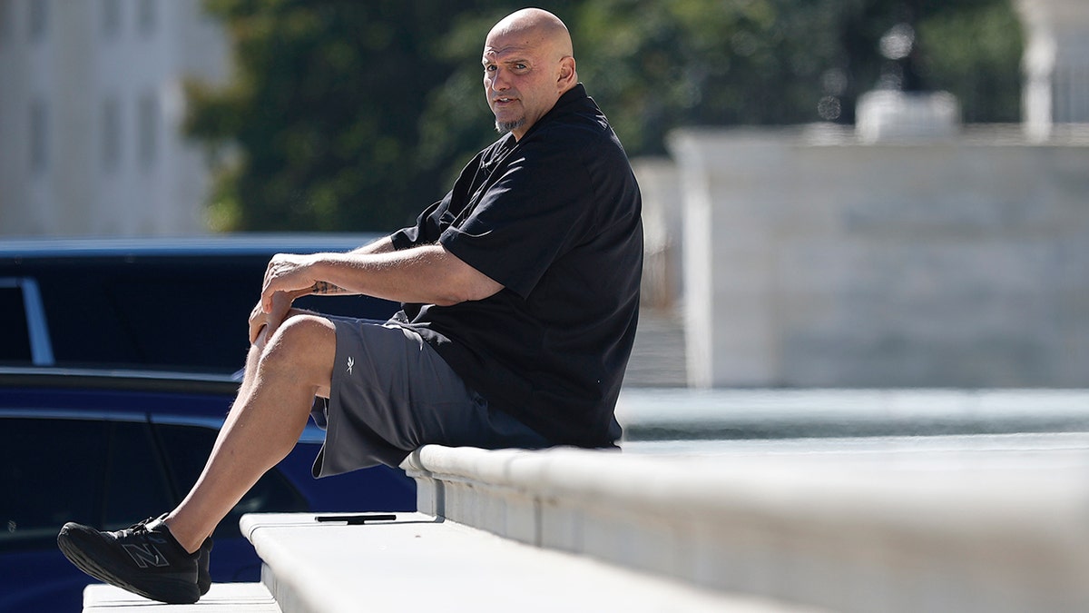 Late John Fetterman senta -se na etapa