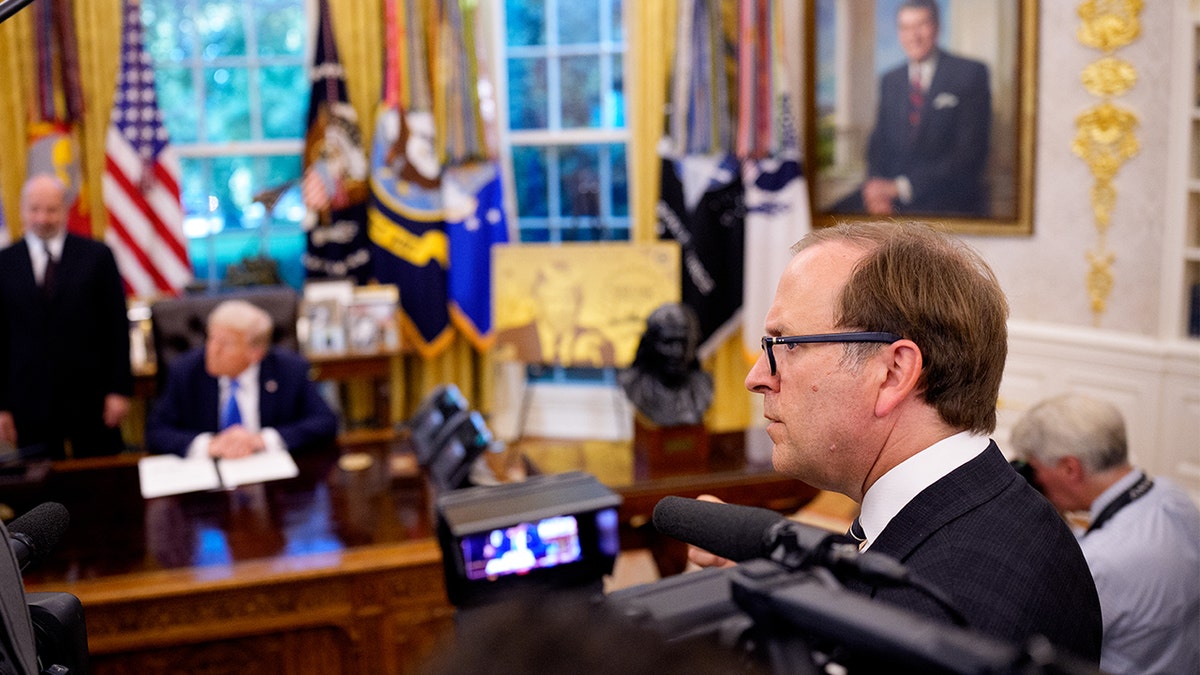 Trump, Jonathan Karl in oval office