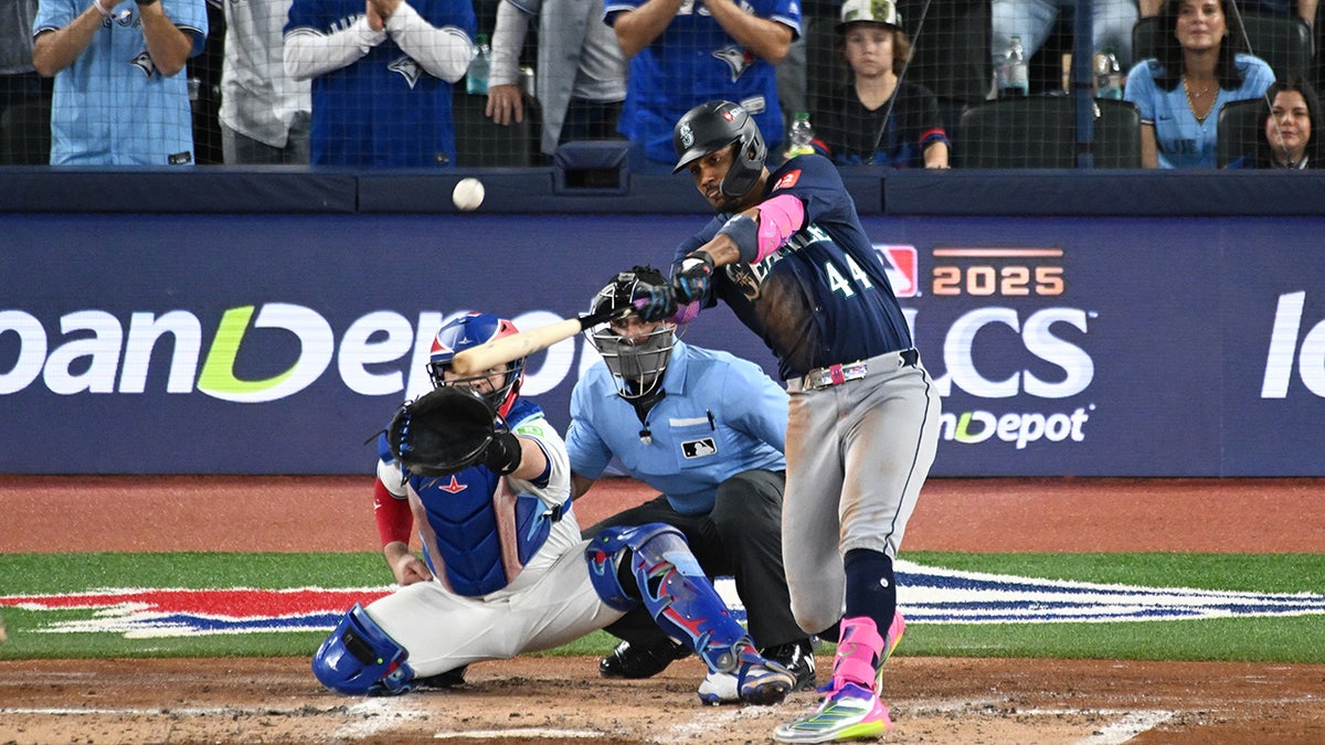 Julio Rodriguez melakukan home run