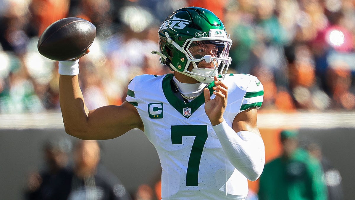 Justin Fields joga futebol
