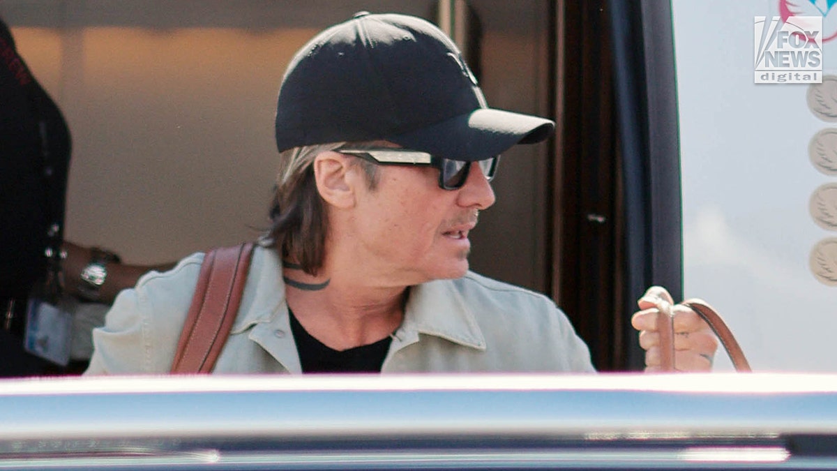 Keith Urban, divorcing Nicole Kidman arrives to Pennsylvania for a concert