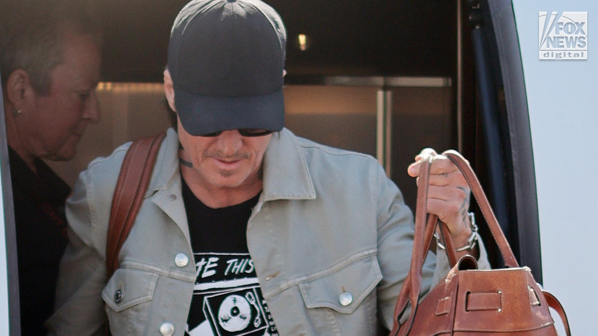 Keith Urban, divorcing Nicole Kidman arrives to Pennsylvania for a concert