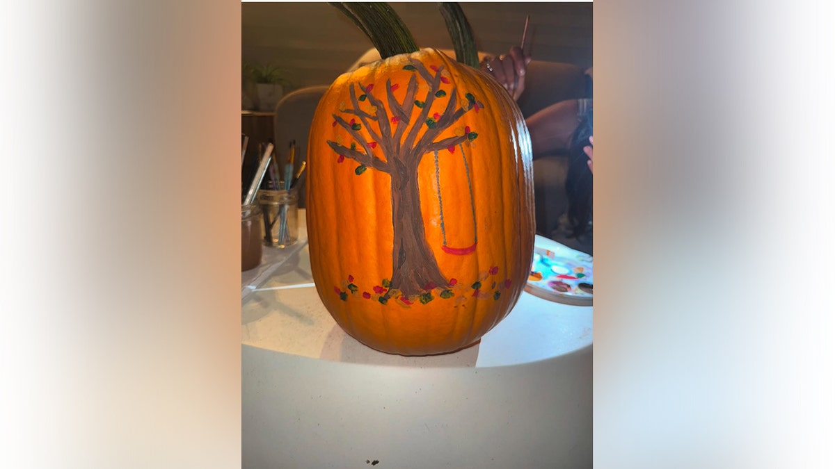 Kelsea Ballerini posta foto de uma abóbora que ela pintou